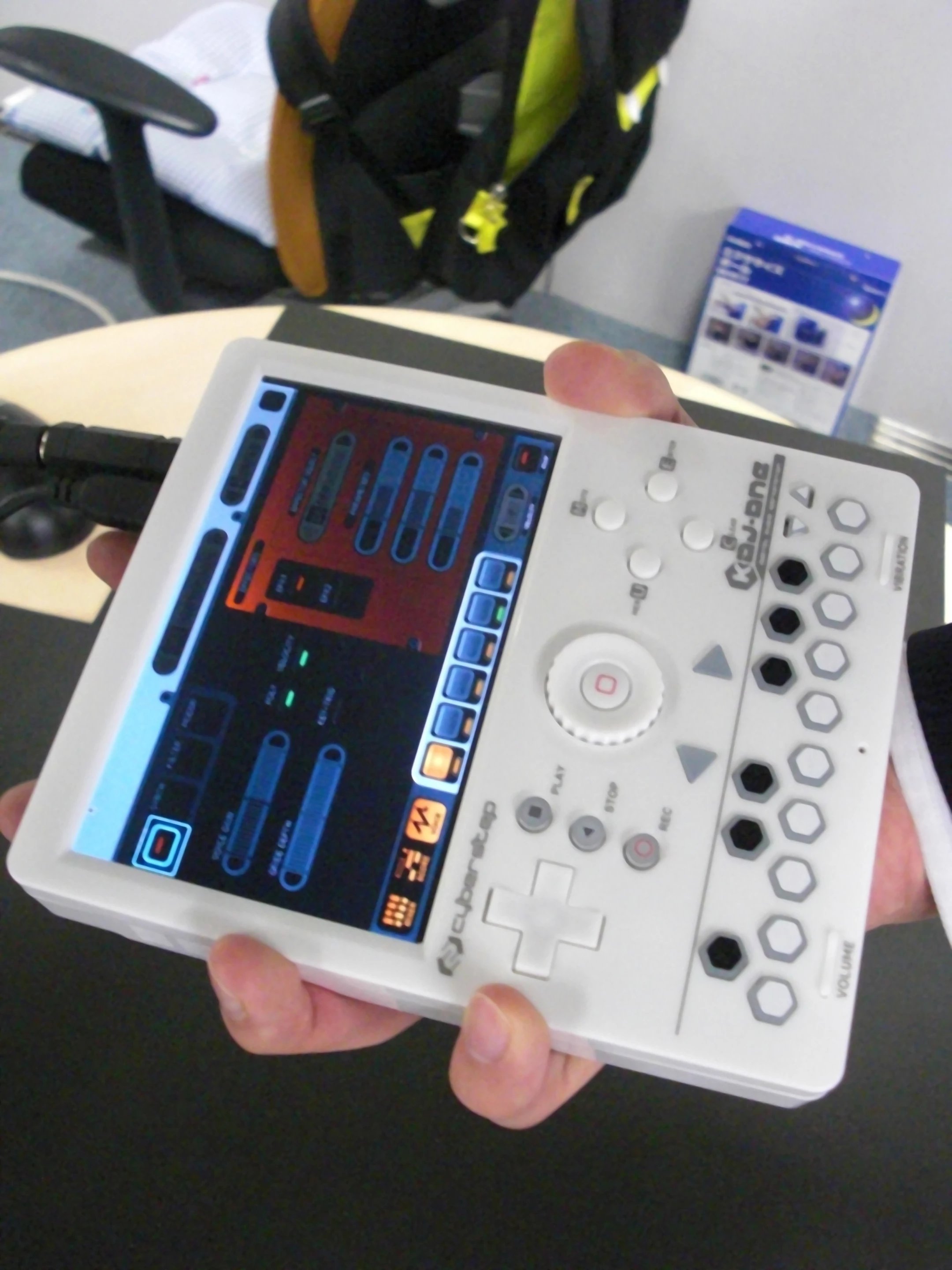 【動作確認済み】Cyberstep KDJ-ONE ホワイト 再出発”を果たしたパームトップ作曲マシン「KDJ-ONE」 | WIRED.jp